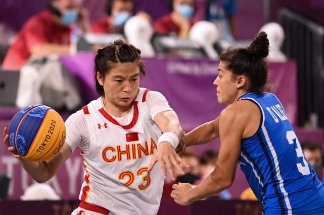 外媒：下赛季欧冠联赛阶段用球将采用白+薄荷绿+紫创新配色（外媒：下赛季欧冠联赛阶段用球将启用白、薄荷绿与紫的全新配色）