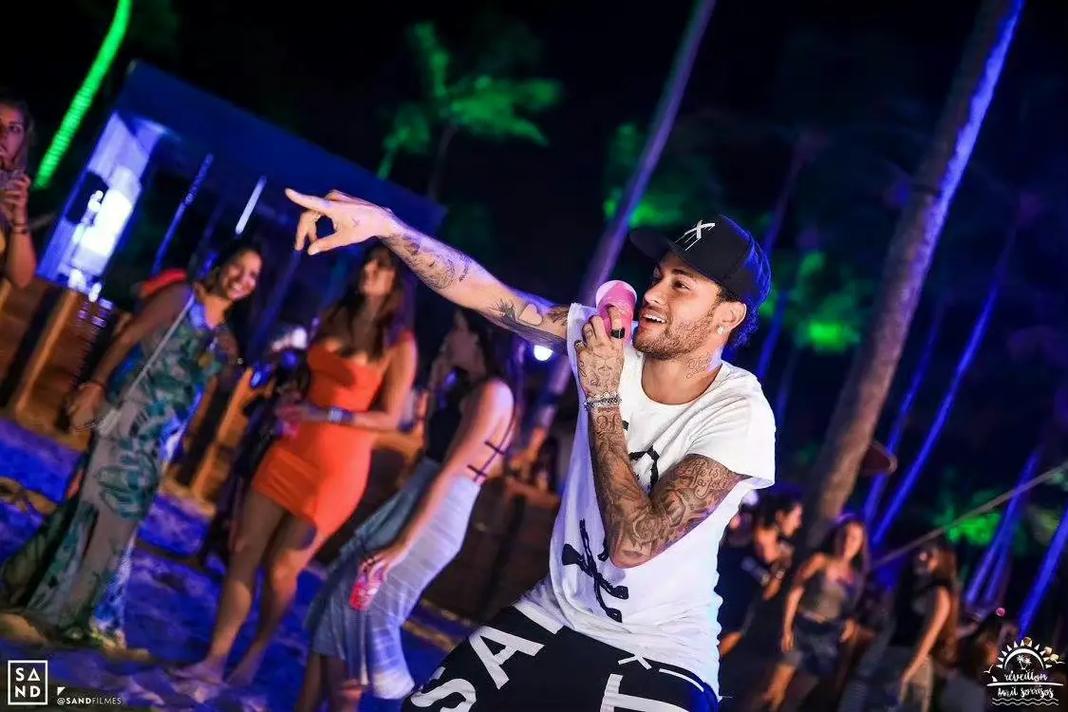 足球曝英超巨星考虑加盟沙特联赛，工资惊人（曝英超巨星考虑赴沙特联，高薪待遇引关注）