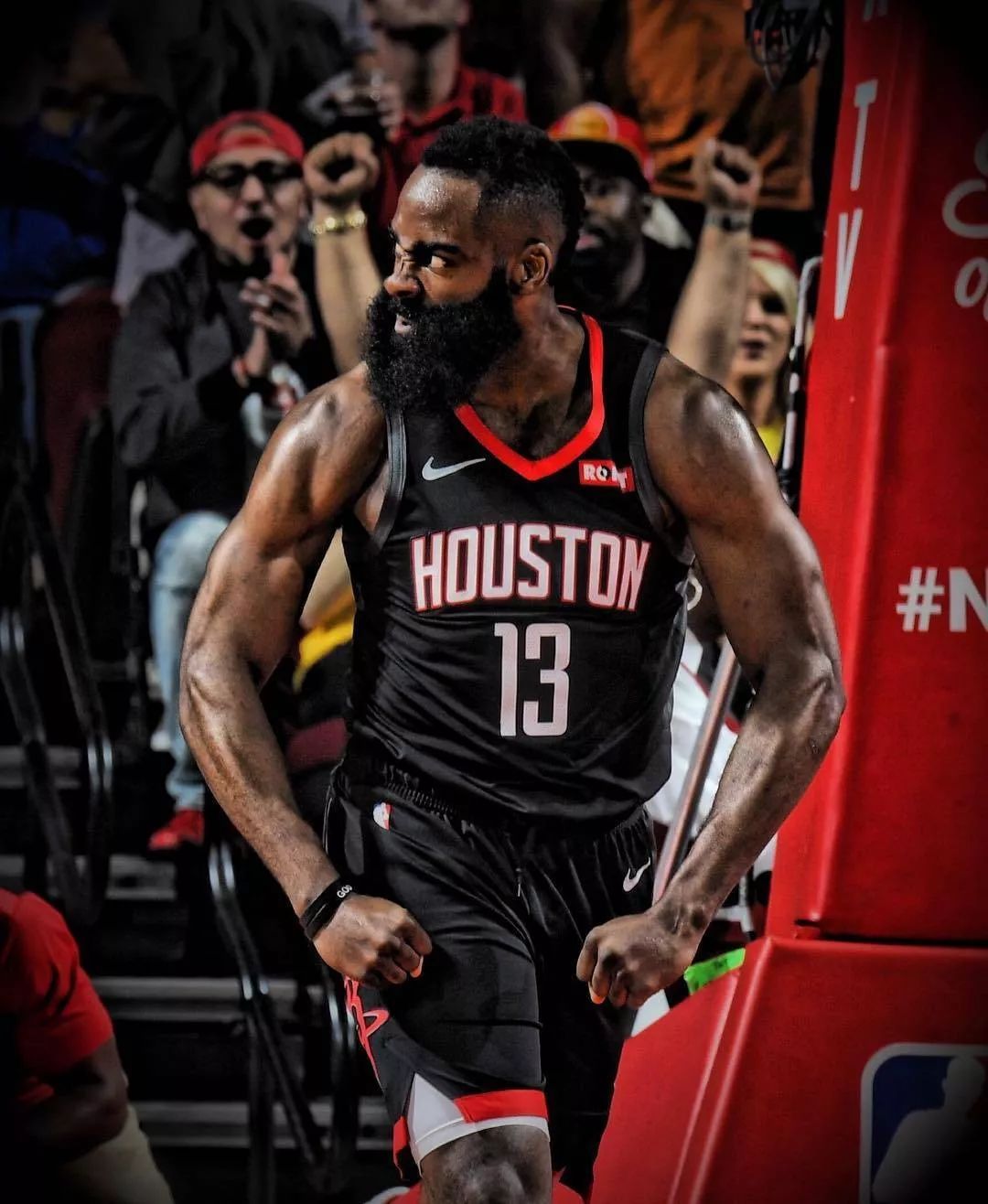 砸地头球破门，梅西打进职业生涯的第896球（头球砸地入网，梅西收获生涯第896球）