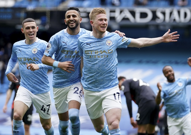 得分机器！史密斯半场11中7&三分7中4砍下19分7板3助（手感火热！史密斯半场11投7中、三分7投4中，轰下19分7篮板3助攻）