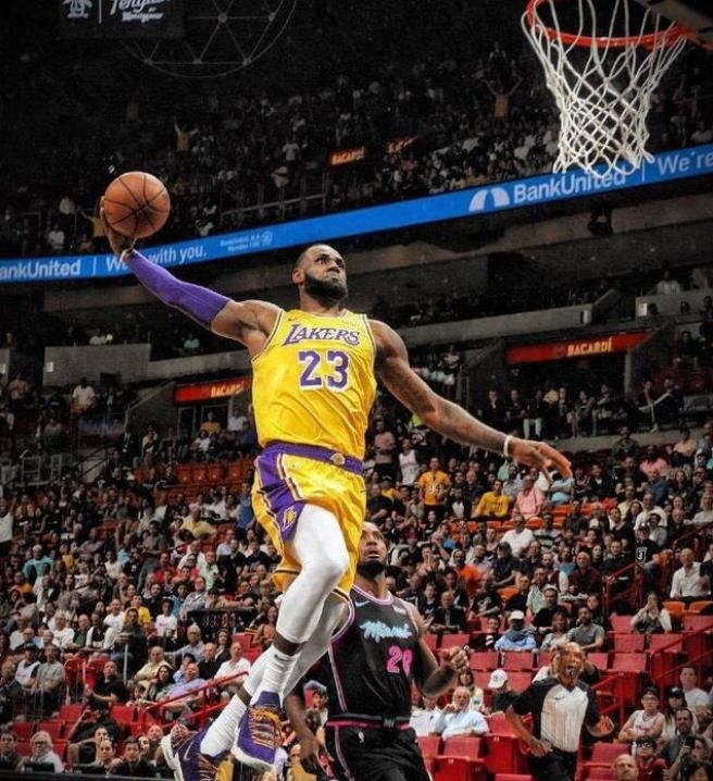 继伊尔马兹之后，奥斯梅恩是第二位欧冠戴帽的加拉塔萨雷球员（奥斯梅恩继伊尔马兹之后，成为加拉塔萨雷欧冠第二位上演帽子戏法的球员）