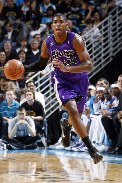 詹姆斯：艾顿承担了约80%的挡拆掩护，是进攻的重要力量（詹姆斯：艾顿承担近八成挡拆任务，系进攻端关键支柱）