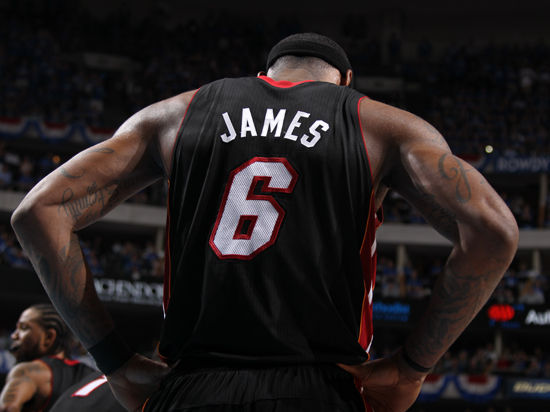 英超焦点战：维拉1-2绝杀阿森纳，曼城争冠机会大增（英超重磅对决：维拉补时2-1击败阿森纳，曼城争冠形势看涨）