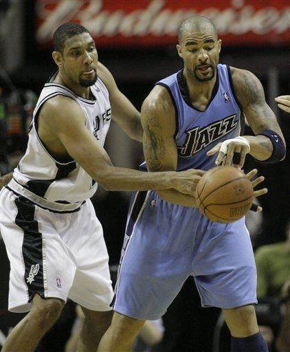 卡什：今夏只想留在维拉；还在找对象，波兰女生请私信我（卡什表态今夏只留维拉；仍在寻觅另一半，欢迎波兰女生私信）