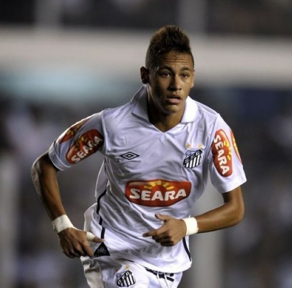 养伤期间看看球，阿什拉夫现场观看埃尔切vs皇马（阿什拉夫养伤期现身看台，观战埃尔切对皇马）